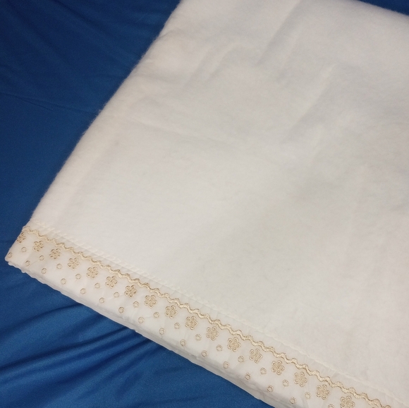 Vintage Wool Blanket With Floral Embroidered Satin Trim Ivory/Gold - Picture 4 of 8